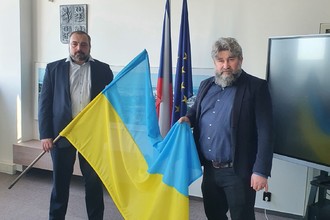 Ukrajinská vlajka vlaje na Nuselské radnici v Praze 4